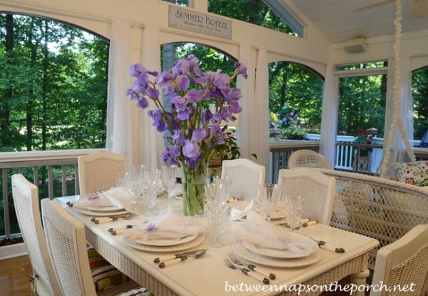 Sweet Purple Thanksgiving Decoration for Intimate and Romantic Party : Elegant Subtle Purple Accents Combined With A Striking And Natural Centerpiece