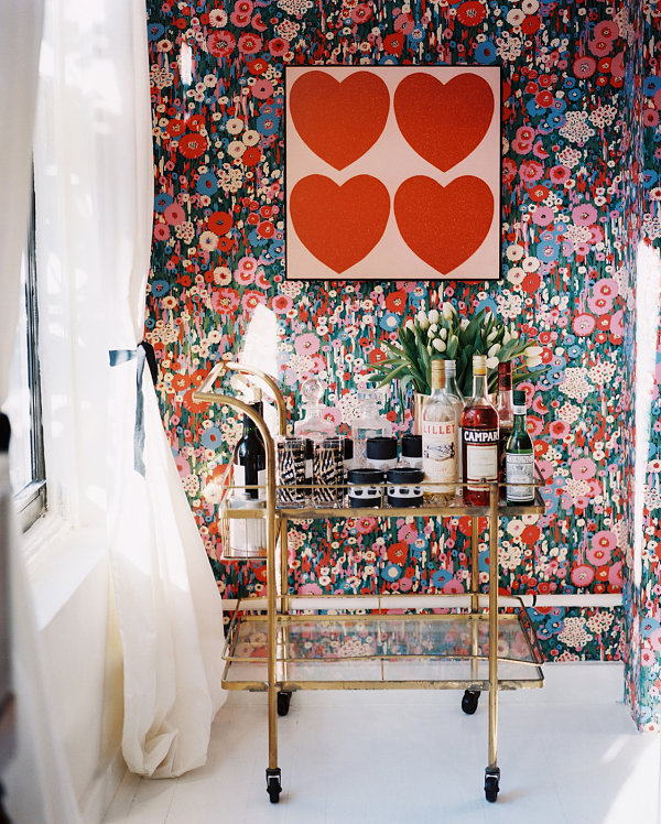 Concuss Welcoming Decorating Ideas for People You Care : The Hospitable Home Beautifu Flower Wallpaper Ideas White Transparent Curtain